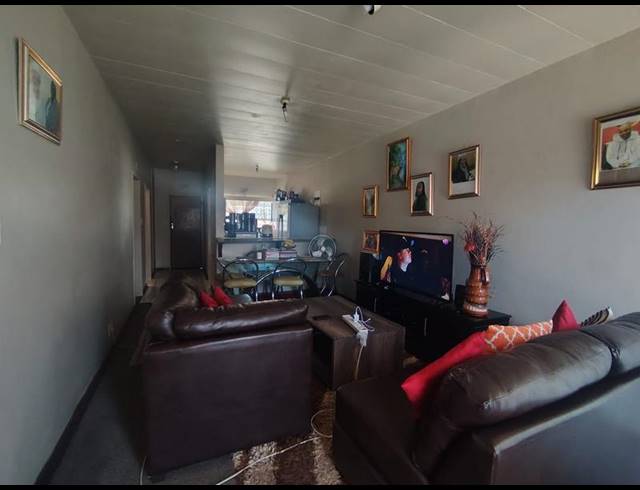 2 BEDROOM APARTMENT FOR SALE IN LUIPAARDSVLEI